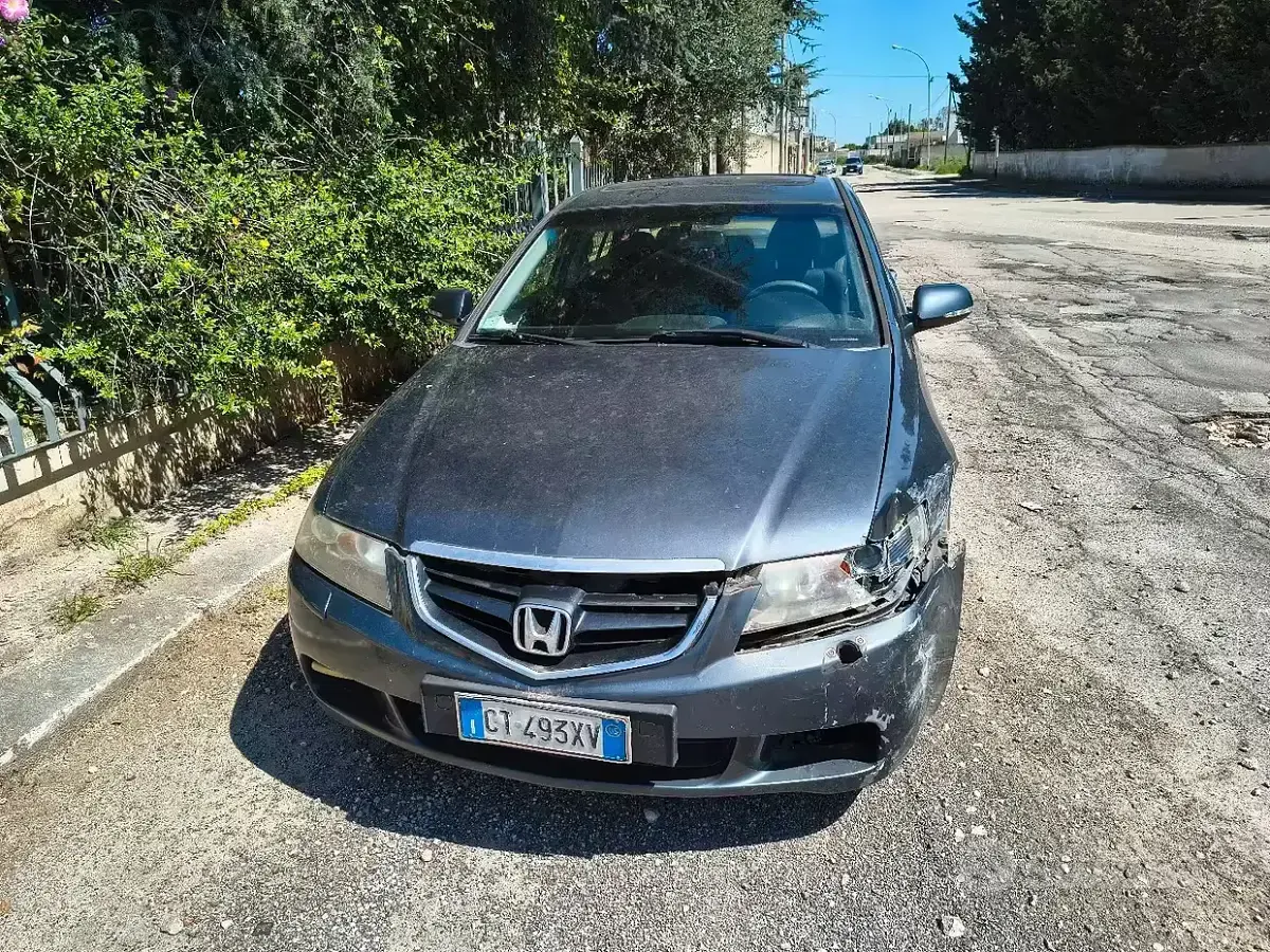 Usata Honda Accord 140 CV (102 kW) 2005 Blu Berlina