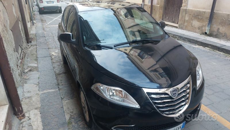 Usata Lancia Ypsilon 69 CV (50 kW) 2015 Nero Utilitaria