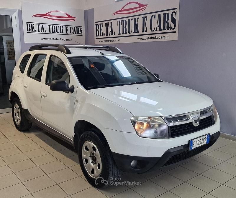Bianco Usata 2011 Dacia Duster Lauréate SUV | 7200 € (Buon prezzo) - Immagine 1/4