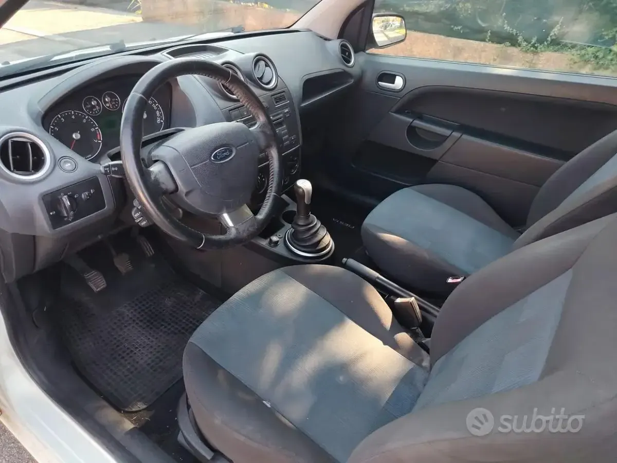 Usata Ford Fiesta 73 CV (53 kW) 2006 Bianco Utilitaria
