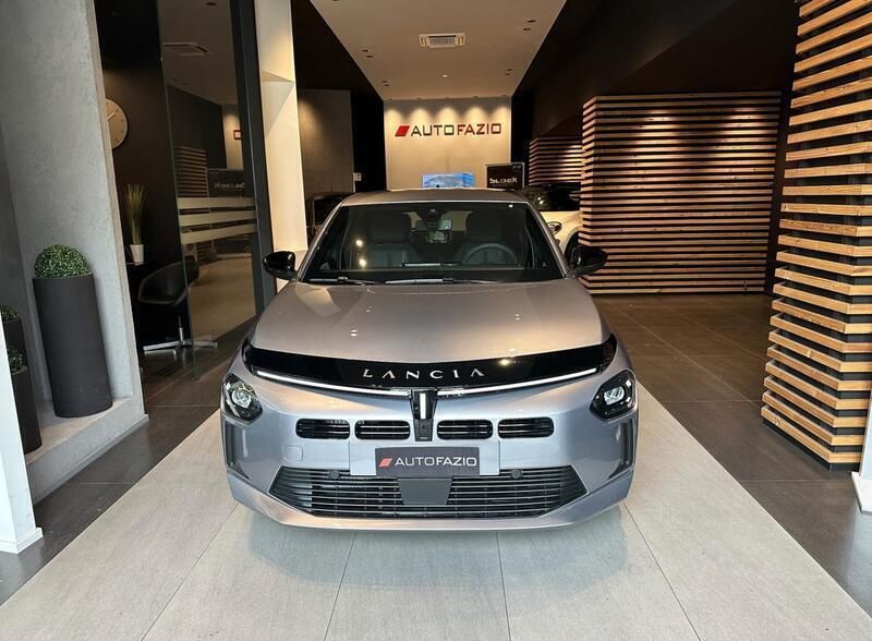 Usata Lancia Ypsilon 101 CV (74 kW) 2024 Grigio Utilitaria