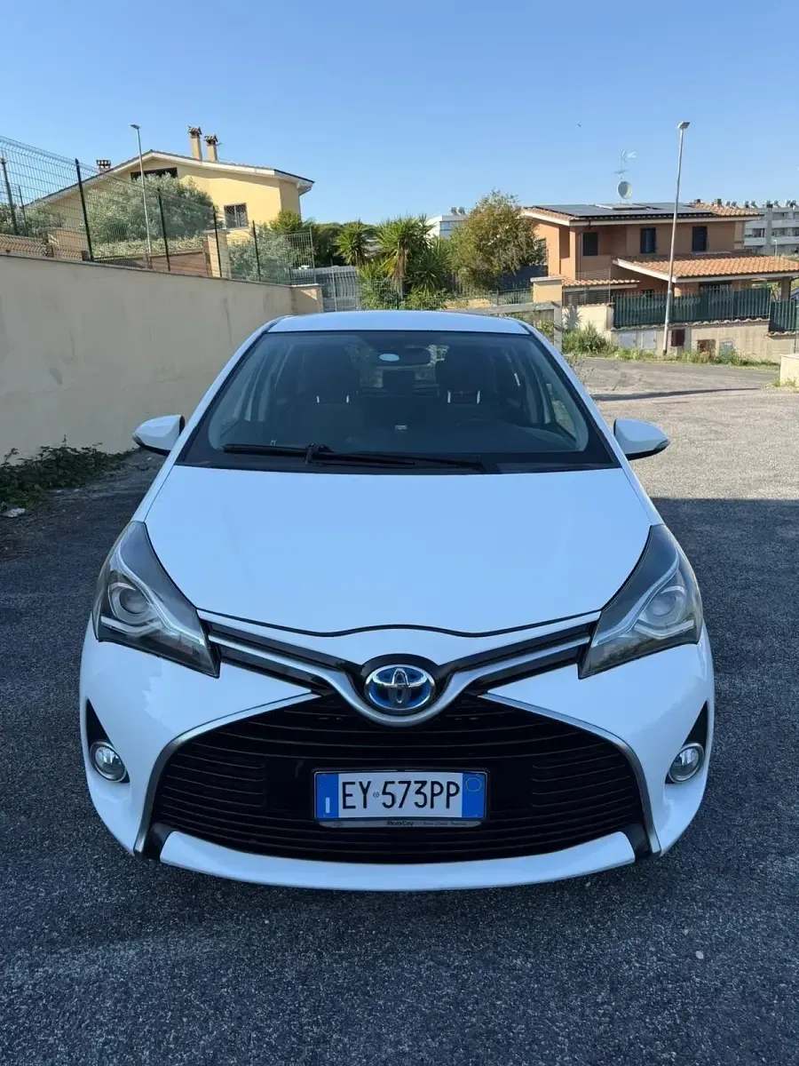 Usata Toyota Yaris Hybrid Business Edition 73 CV (53 kW) 2016 Bianco Berlina