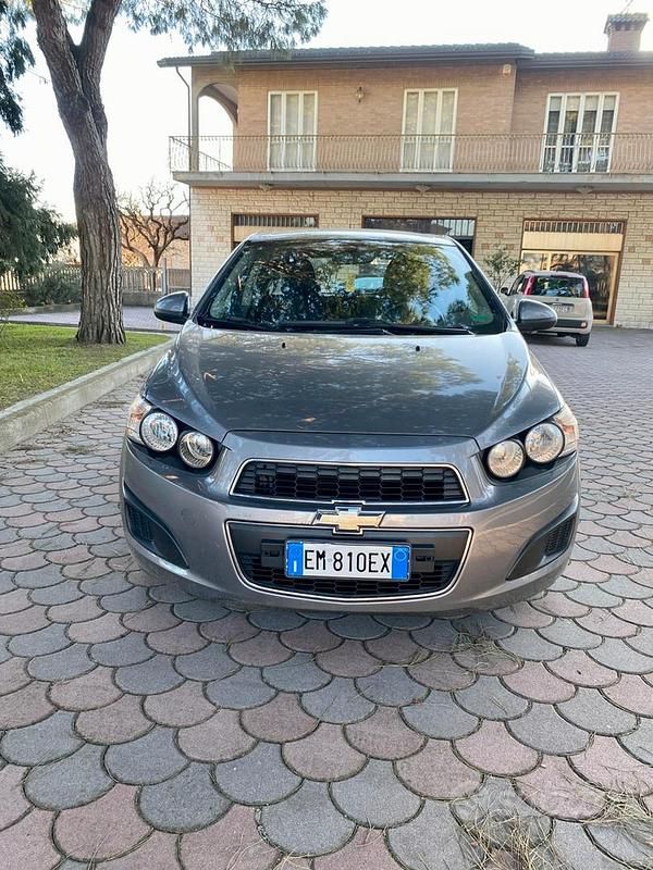 Grigio Usata 2012 Chevrolet Aveo Tre volumi | 3000 € (Buon prezzo) - Immagine 1/4
