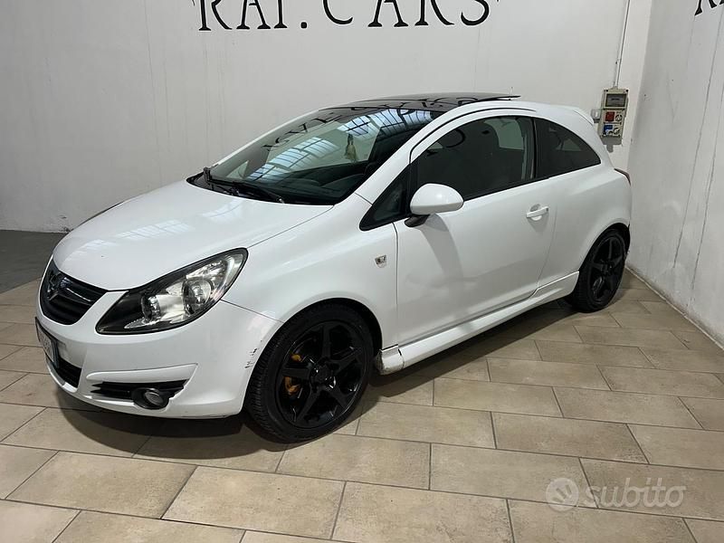 Bianco Usata 2009 Opel Corsa Tre volumi | 2300 € (Super prezzo) - Immagine 1/4