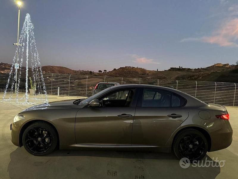 Usata Alfa Romeo Giulia 160 CV (117 kW) 2019 Marrone Berlina