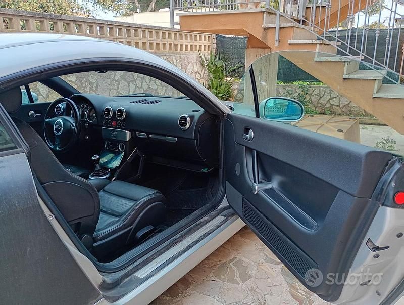 Begagnad Audi TT 179 HK (131 kW) 2001 Grå Sportkupé