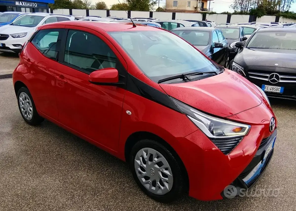 Usata Toyota Aygo 72 CV (52 kW) 2019 Rosso Utilitaria