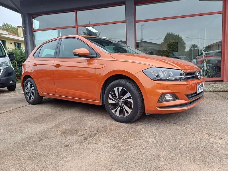 Arancione Usata 2019 VW Polo Comfortline Tre volumi | 10.900 € (Buon prezzo) - Immagine 1/4