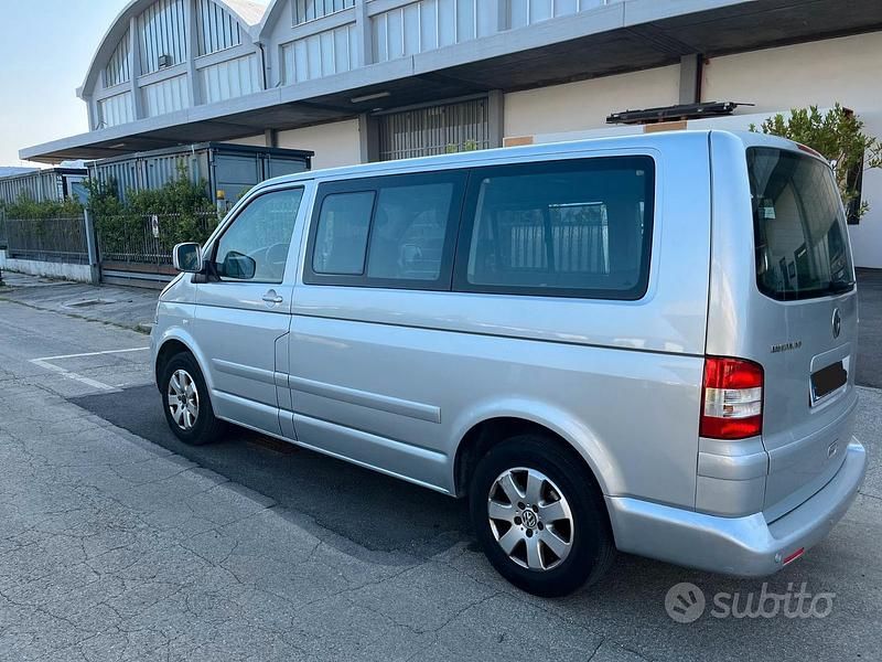 Usata VW Multivan Comfortline 174 CV (127 kW) 2004 Grigio Furgone