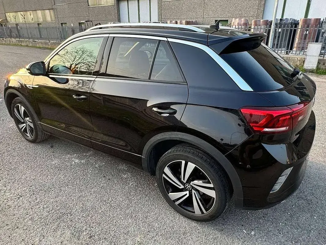 Usata VW T-Roc R-line 116 CV (85 kW) 2023 Nero SUV