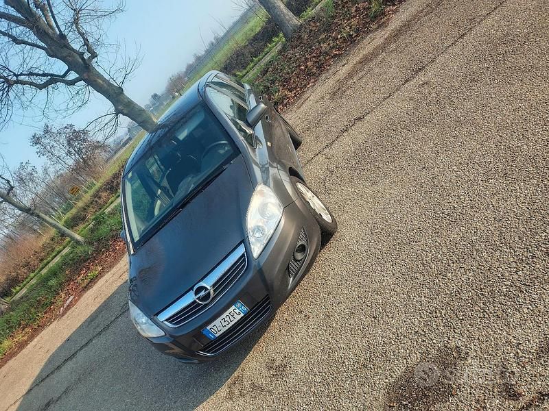 Usata Opel Zafira 2009 Grigio Monovolume