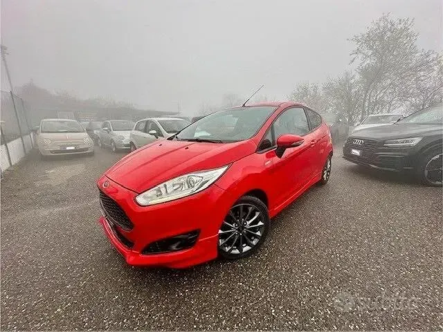 Usata Ford Fiesta ST-Line 75 CV (55 kW) 2017 Rosso Utilitaria