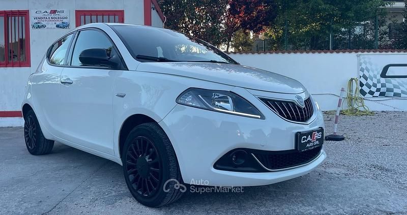 Usata Lancia Ypsilon Gold 69 CV (50 kW) 2022 Bianco Utilitaria