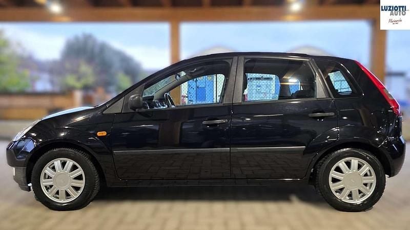 Usata Ford Fiesta Ghia 68 CV (50 kW) 2004 Nero Berlina