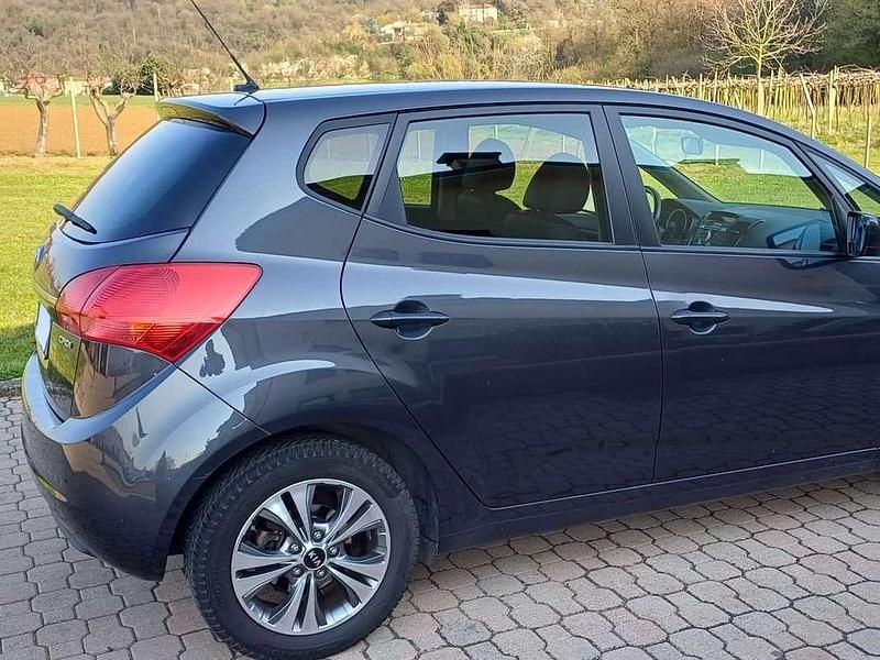 Usata Kia Venga 90 CV (66 kW) 2016 Grigio Utilitaria