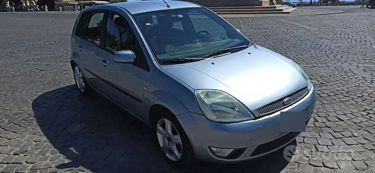 Usata Ford Fiesta 75 CV (55 kW) 2005 Bluazzurro Utilitaria