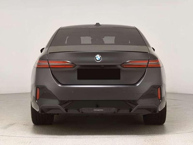 Usata BMW 520 M Sport 197 CV (144 kW) 2024 Grigio Berlina