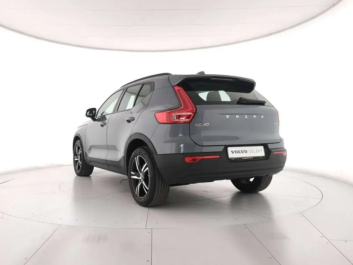 Usata Volvo XC40 Momentum 150 CV (110 kW) 2021 Grigio SUV