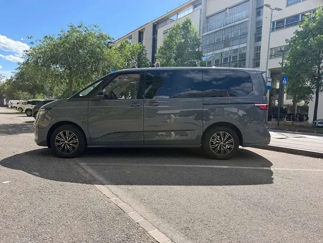 Usata VW Multivan 150 CV (110 kW) 2025 Grigio Monovolume