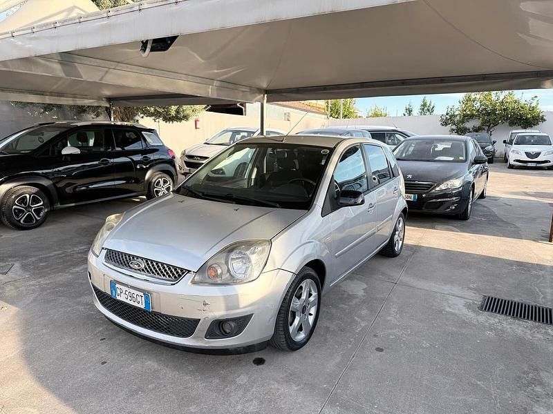 Usata Ford Fiesta Ghia 70 CV (51 kW) 2008 Grigio Utilitaria