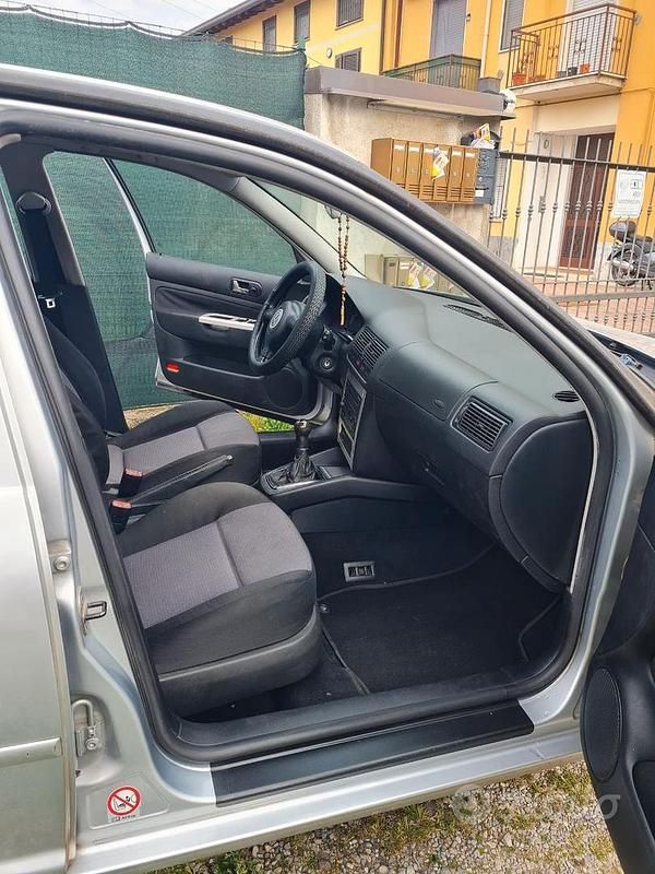 Begagnad VW Golf IV 105 HK (77 kW) 2002 Grå Halvkombi
