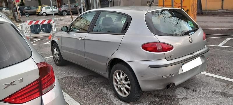 Usata Alfa Romeo 147 Distinctive 116 CV (85 kW) 2003 Grigio Utilitaria