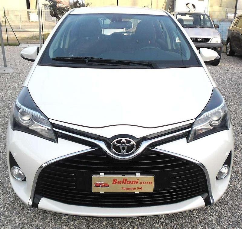 Usata Toyota Yaris Lounge 90 CV (66 kW) 2015 Bianco Berlina