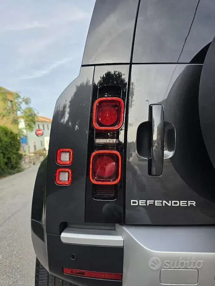 Usata Land Rover Defender 200 CV (147 kW) 2025 Grigio SUV