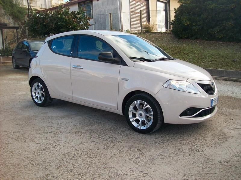Usata Lancia Ypsilon Gold 95 CV (69 kW) 2016 Beige Utilitaria