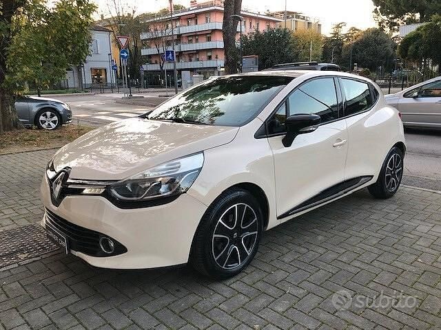 Beige Usata 2015 Renault Clio IV Zen Tre volumi | 7600 € (Buon prezzo) - Immagine 1/4