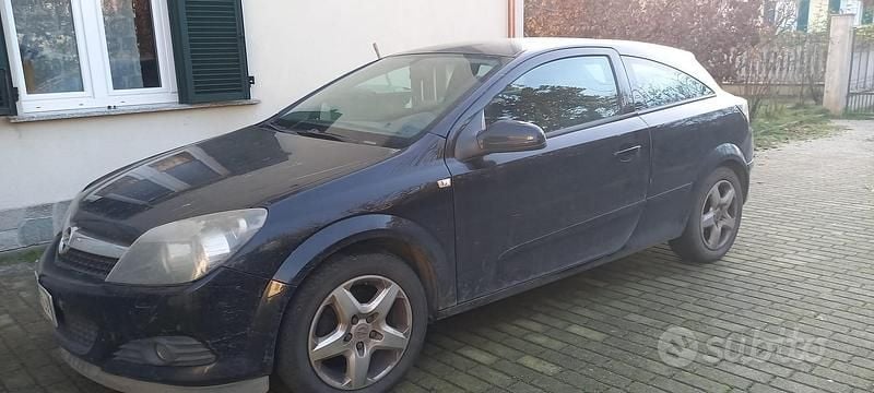 Usata Opel Astra GTC Enjoy 116 CV (85 kW) 2009 Nero Berlina