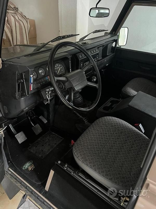 Usata Land Rover Defender 136 CV (100 kW) 1990 SUV