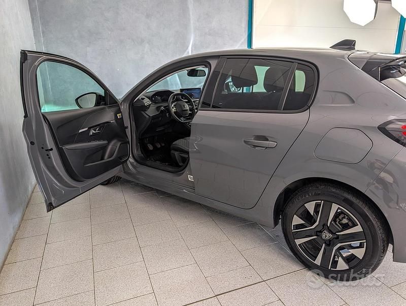 Usata Peugeot 208 Allure 101 CV (74 kW) 2024 Grigio Utilitaria