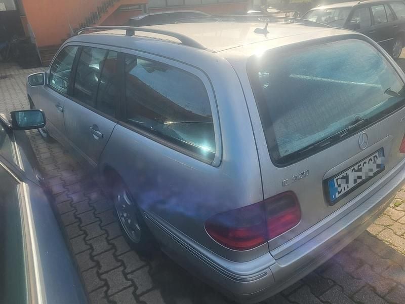 Usata Mercedes E320 224 CV (164 kW) 2000 Argento Station wagon