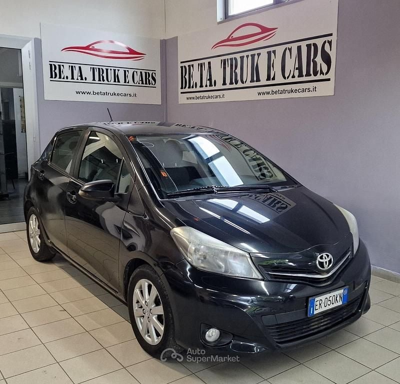 Usata Toyota Yaris Lounge 90 CV (66 kW) 2013 Nero Berlina