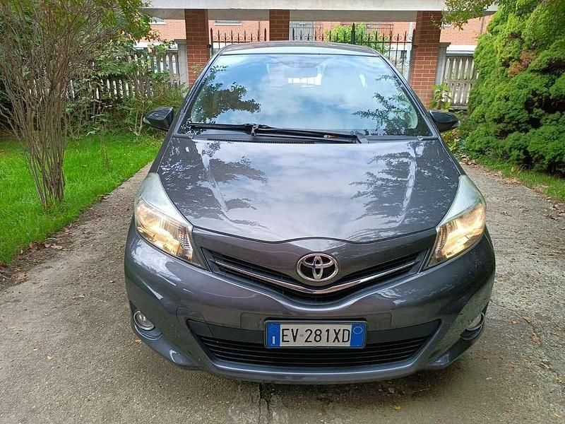 Usata Toyota Yaris Lounge 69 CV (50 kW) 2014 Grigio Berlina