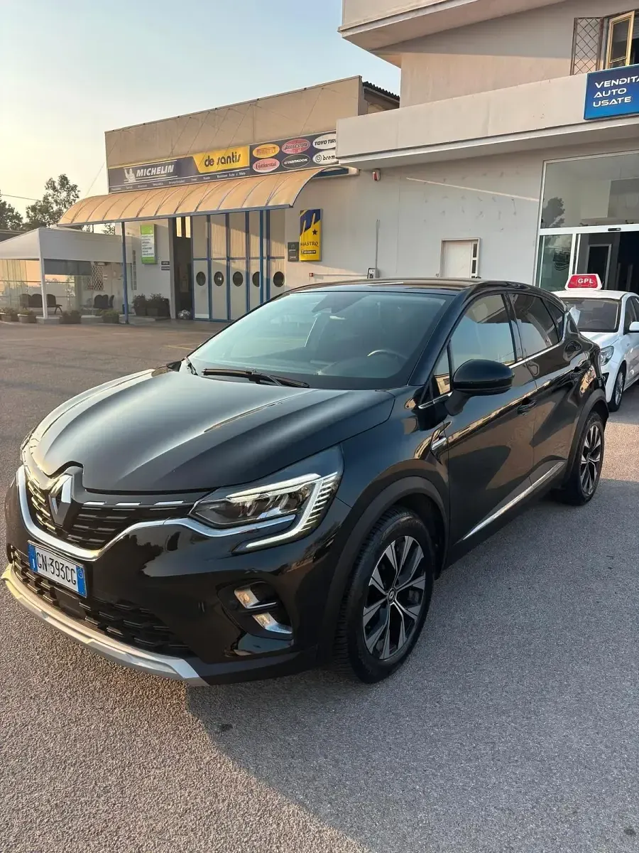 Usata Renault Captur Intens 101 CV (74 kW) 2023 Grigio SUV