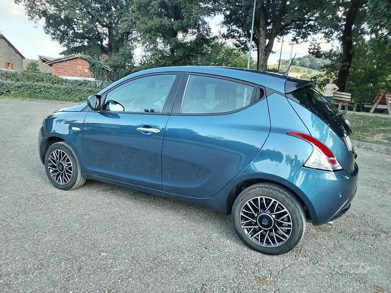 Usata Lancia Ypsilon 80 CV (58 kW) 2024 Blu Utilitaria