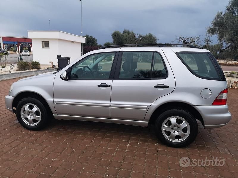 Usata Mercedes ML270 163 CV (119 kW) 2002 Grigio SUV