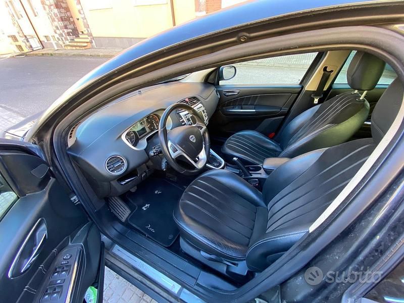 Usata Lancia Delta 165 CV (121 kW) 2010 Utilitaria