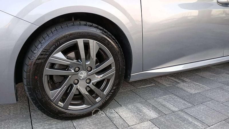 Usata Peugeot 208 Active 102 CV (75 kW) 2021 Argento Utilitaria