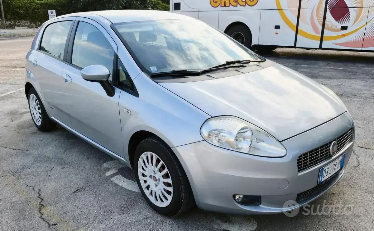 Usata Fiat Grande Punto Dynamic 75 CV (55 kW) 2008 Bluazzurro Utilitaria