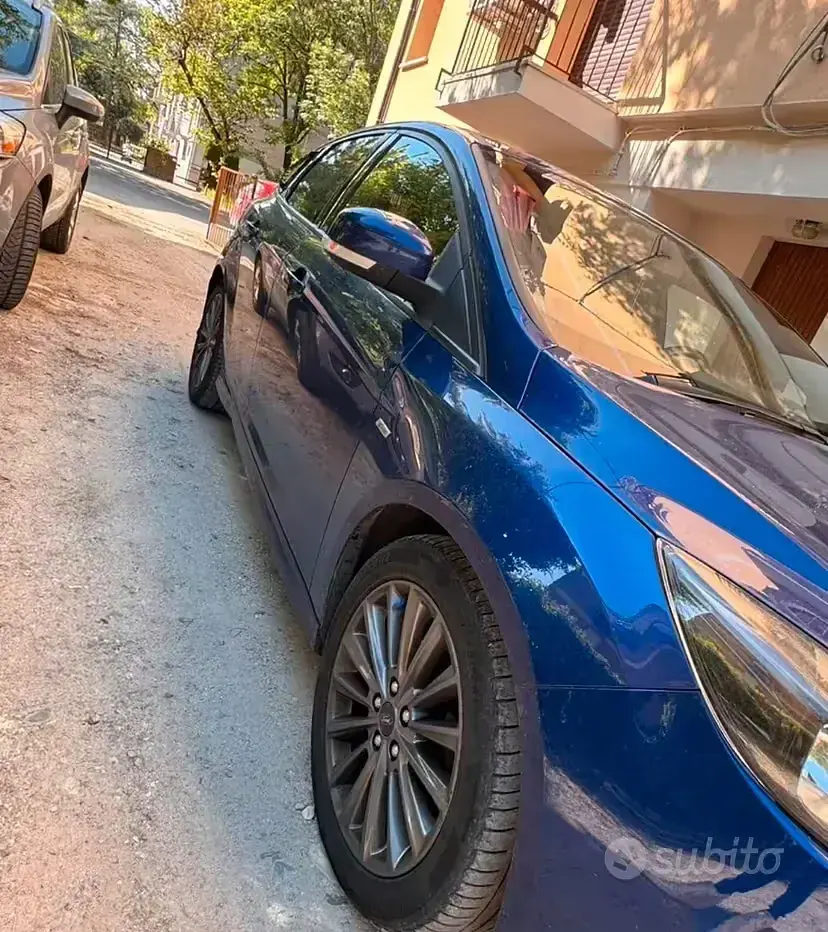 Usata Ford Focus 120 CV (88 kW) 2017 Bluazzurro Berlina