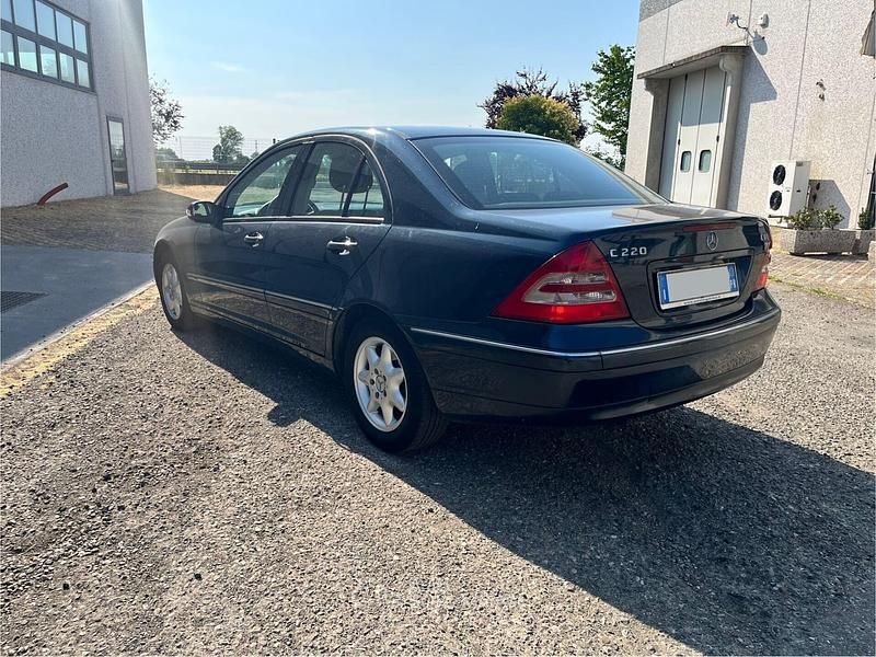 Usata Mercedes C200 Elegance 143 CV (105 kW) 2002 Blu Berlina