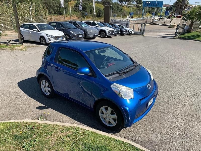 Usata Toyota iQ 98 CV (72 kW) 2012 Blu Utilitaria