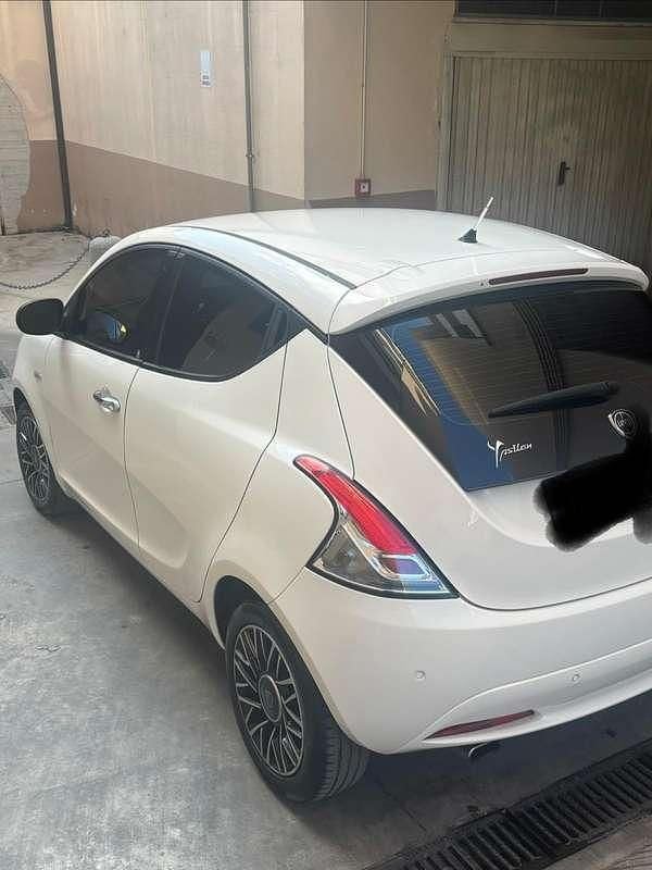 Usata Lancia Ypsilon Gold 95 CV (69 kW) 2016 Utilitaria