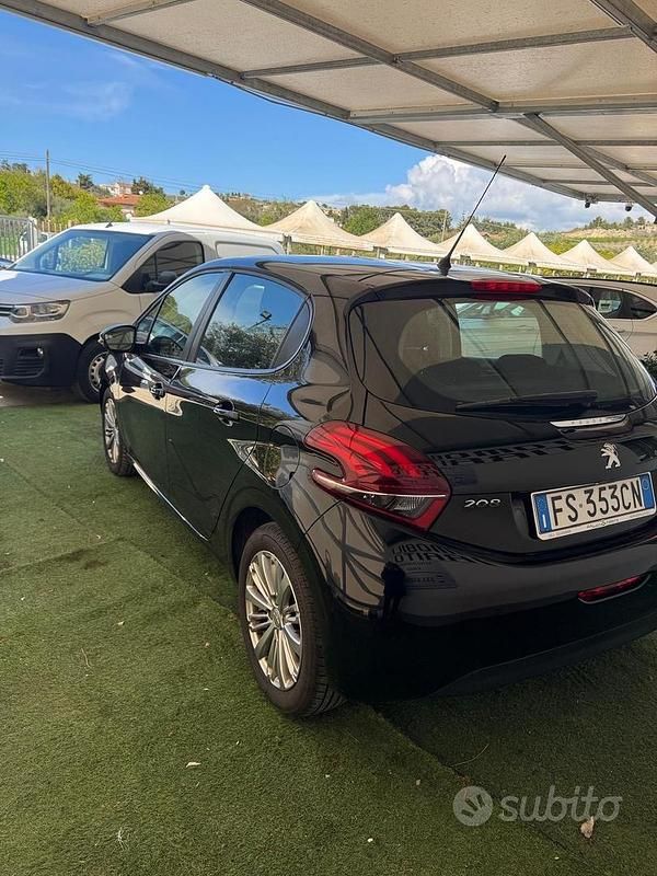 Usata Peugeot 208 Allure 75 CV (55 kW) 2018 Nero Utilitaria