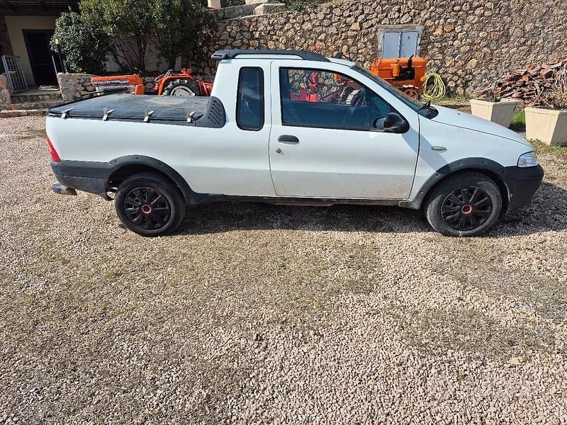 Usata Fiat Strada 2004 Bianco