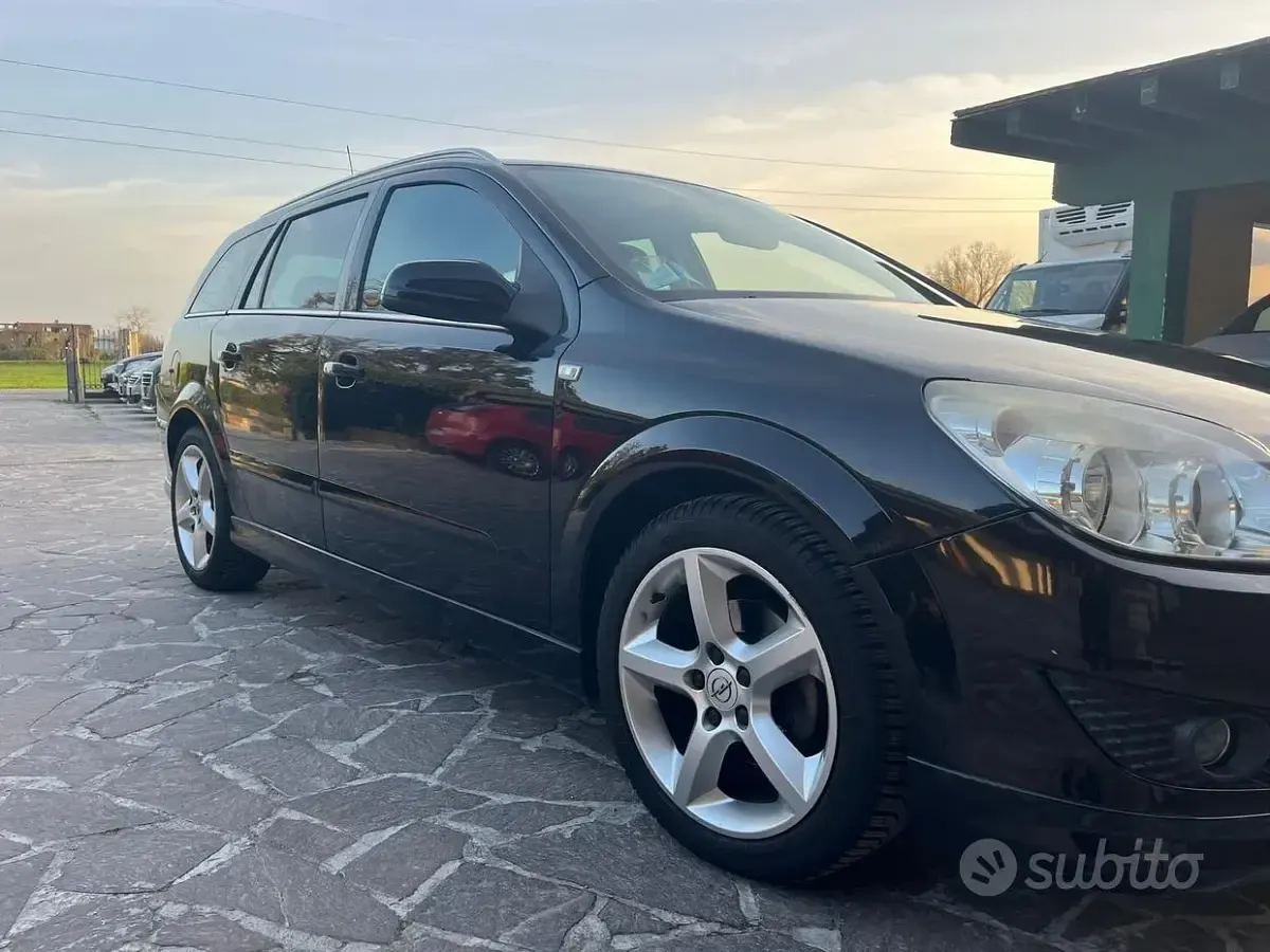 Usata Opel Astra Enjoy 116 CV (85 kW) 2009 Nero Station wagon