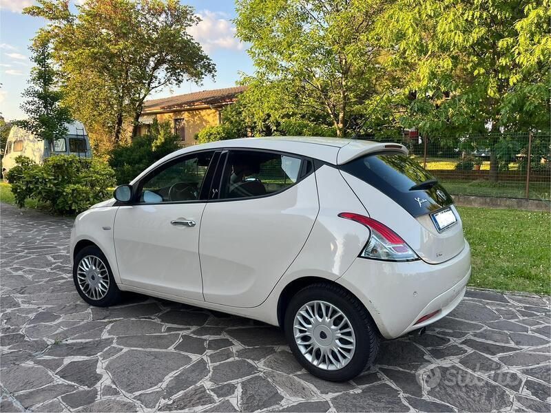 Usata Lancia Ypsilon Gold 80 CV (58 kW) 2016 Utilitaria